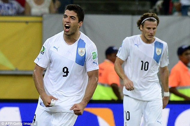 Luis Suarez cũng để lại dấu ấn bằng bàn rút ngắn tỉ số. Luis Suarez cũng để lại dấu ấn bằng bàn rút ngắn tỉ số