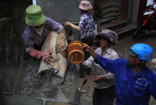 Tuy không quen biết, nhưng họ phối hợp rất ăn ý. Người này mệt thì người khác hỗ trợ. Ảnh: Trường Phong