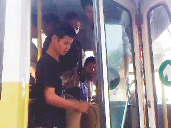 Anh Phúc (cầm đôi chiếu) được lái, phụ xe mở cửa cho xuống sau khi bắt quỳ lạy Ảnh do nhân chứng cung cấp. Anh Phúc (cầm đôi chiếu) được lái, phụ xe mở cửa cho xuống sau khi bắt quỳ lạy Ảnh do nhân chứng cung cấp.