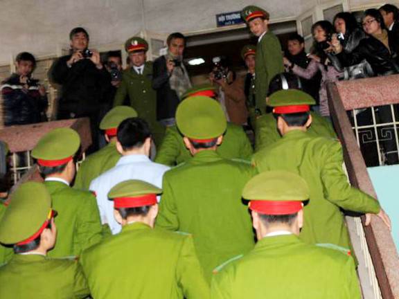 Gần 6h, công tác chuẩn bị cho phiên tòa được triển khai. Con đường dẫn đến tòa án được giăng dây thép gai và đặt biểm cấm. Nhiều người dân tỉnh Bắc Giang đến tòa án từ rất sớm Người nhà chủ tiệm vàng bên di ảnh của ba nạn nhân. Lê Văn Luyện được áp giải tới phiên tòa. Luyện bước xuống xe, được bảo vệ nghiêm ngặt. Bị cáo Luyện nhoài người ra sau tìm người thân. Các bị cáo tại phiên tòa (mặc áo xanh). Bố Luyện (bên trái) quay mặt sang nhìn con trai... Hàng trăm người dân tụ tập ngoài tòa án để theo dõi diễn biến phiên tòa.