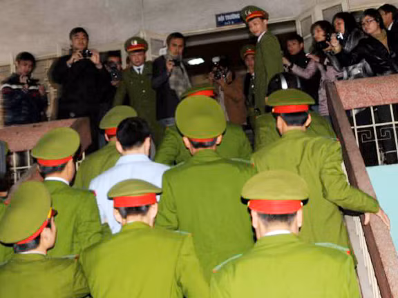 Gần 6h, công tác chuẩn bị cho phiên tòa được triển khai. Con đường dẫn đến tòa án được giăng dây thép gai và đặt biểm cấm. Nhiều người dân tỉnh Bắc Giang đến tòa án từ rất sớm Người nhà chủ tiệm vàng bên di ảnh của ba nạn nhân. Lê Văn Luyện được áp giải tới phiên tòa. Luyện bước xuống xe, được bảo vệ nghiêm ngặt. Bị cáo Luyện nhoài người ra sau tìm người thân. Các bị cáo tại phiên tòa (mặc áo xanh). Bố Luyện (bên trái) quay mặt sang nhìn con trai... Hàng trăm người dân tụ tập ngoài tòa án để theo dõi diễn biến phiên tòa.