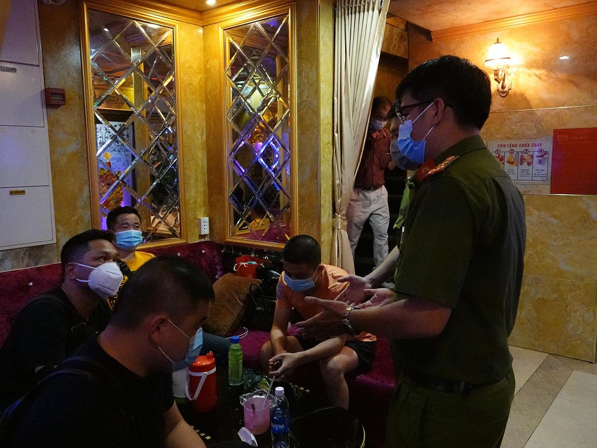 Đoàn kiểm tra phát hiện nhà hàng The King (quận 1) tổ chức hát karaoke trá hình bất chấp lệnh cấm. Ảnh Đinh Sự/VNE