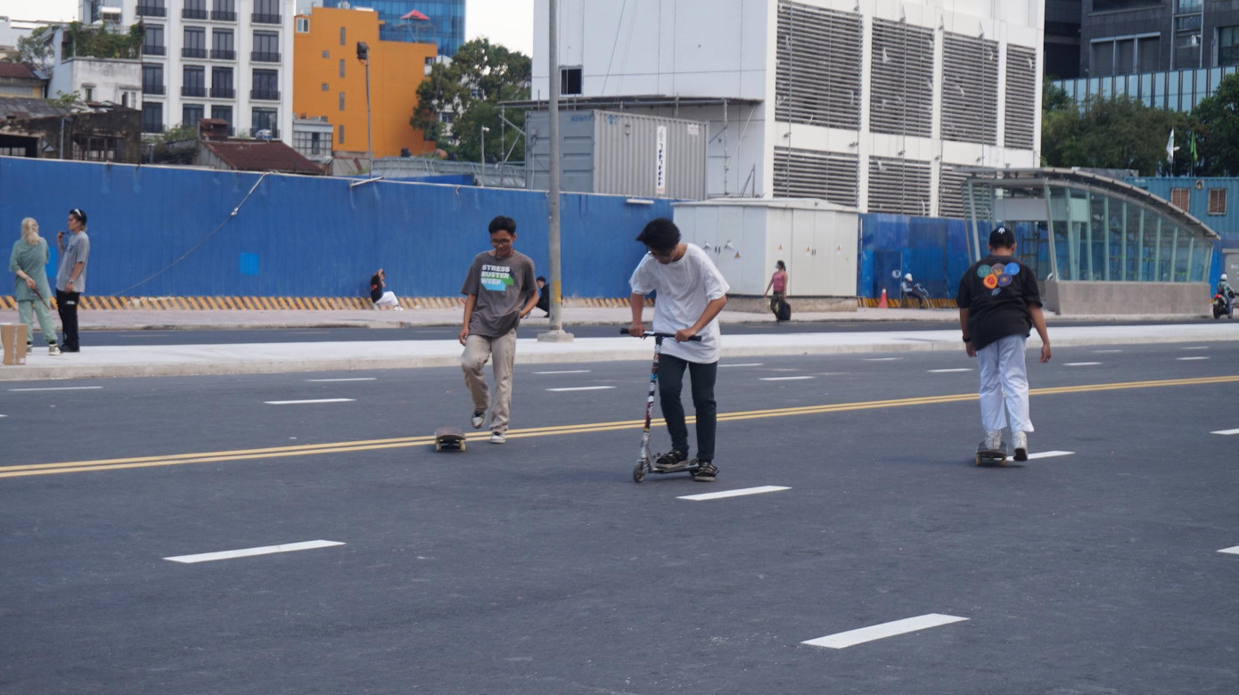 Các bạn trẻ hào hứng đổ về đây vui chơi, trượt patin...