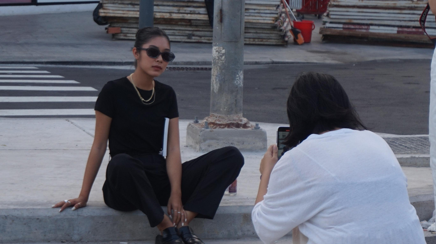 Các bạn trẻ tranh thủ &apos;check - in&apos;, tạo dáng chụp ảnh