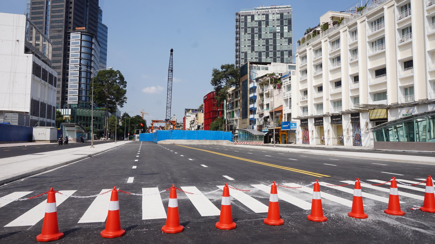 Mặt đường Lê Lợi (quận 1, TPHCM) đã được tái lập sau 7 năm rào chắn phục vụ xây dựng nhà ga ngầm tuyến Metro số 1 Bến Thành - Suối Tiên.