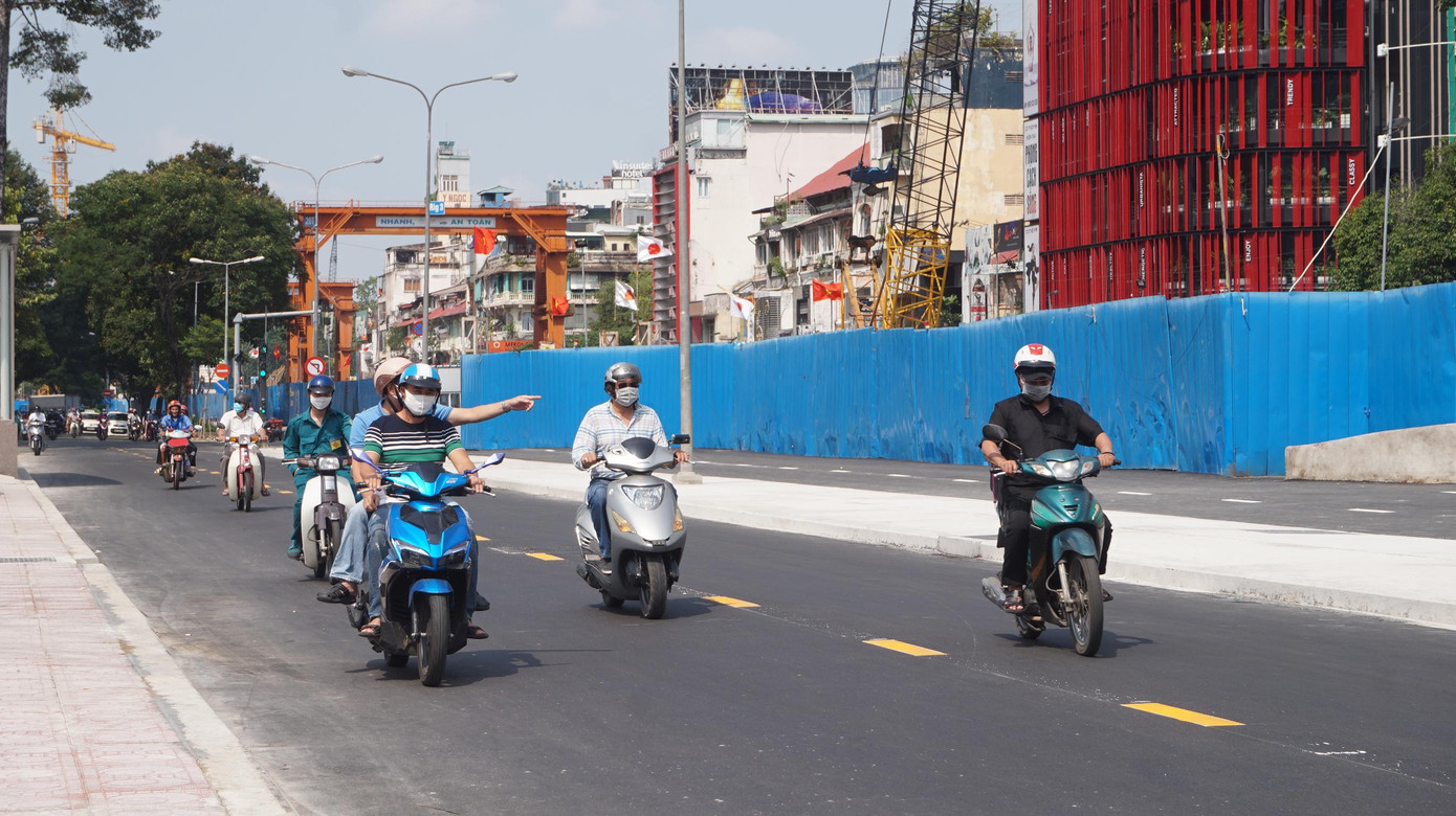 Xe cộ lưu thông qua đây nhộn nhịp trở lại.