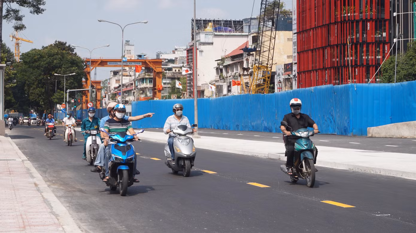 Xe cộ lưu thông qua đây nhộn nhịp trở lại.