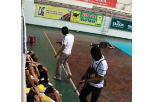 Bọn khủng bố đe dọa và dồn con tin vào một góc