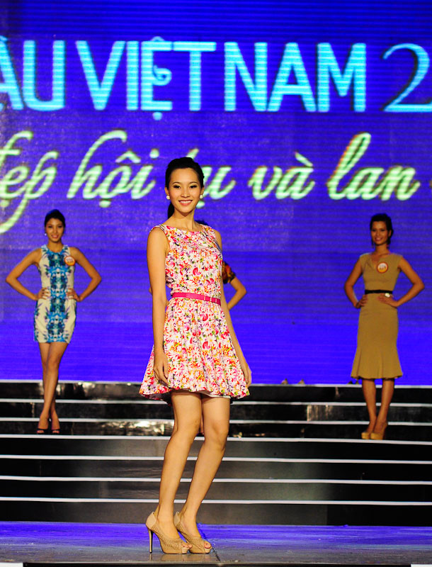 Tối 21-8, lần đầu tiên cô cùng các bạn tập trên sân khấu của đêm chung kết tại Cung thể thao Tiên Sơn, TP Đà Nẵng