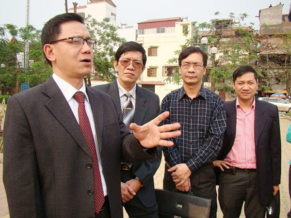 Phạm Cường (bìa trái) trong phim Chủ tịch tỉnh