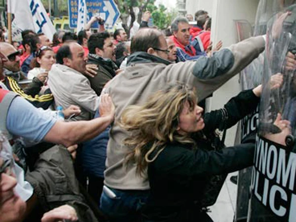 Bác sĩ và y tá đụng độ cảnh sát khi biểu tình phản đối cắt giảm ngân sách