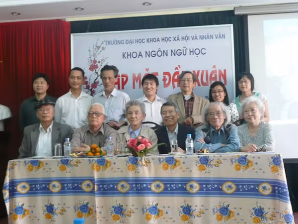 Giáo sư Nguyễn Tài Cẩn (thứ ba từ trái sang, hàng đầu) trong lần gặp mặt đầu xuân với thầy trò khoa Ngôn ngữ học.