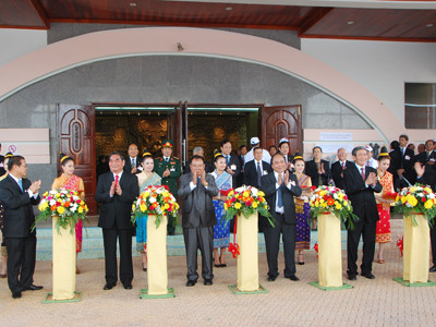 Cắt băng khánh thành Bảo tàng Bản Đông
