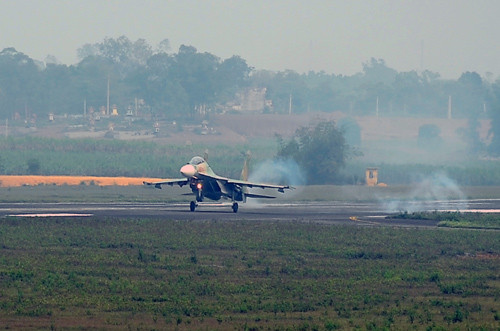 Pha cất cánh nhả khói cuộn tròn phía sau của Su-30MK2