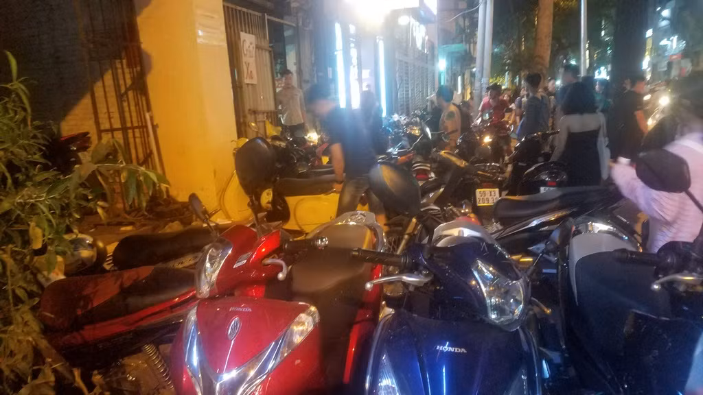Nhiều bãi giữ xe 'chặt chém' khách tới đường hoa Sài Gòn ảnh 3