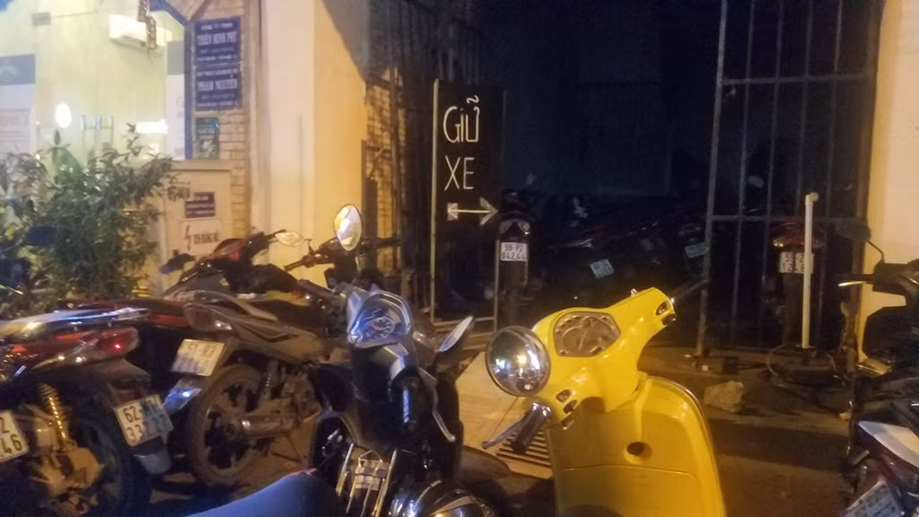 Nhiều bãi giữ xe 'chặt chém' khách tới đường hoa Sài Gòn ảnh 2