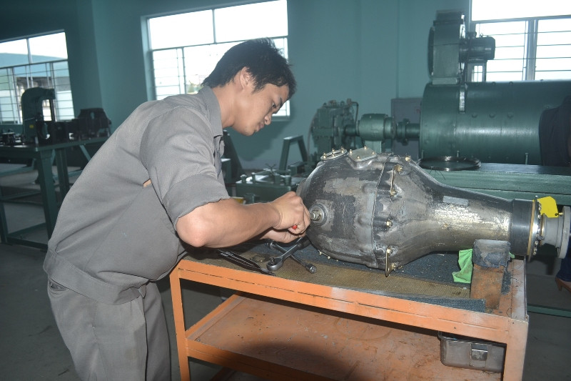 Đội kỹ thuật đang gia công thiết bị