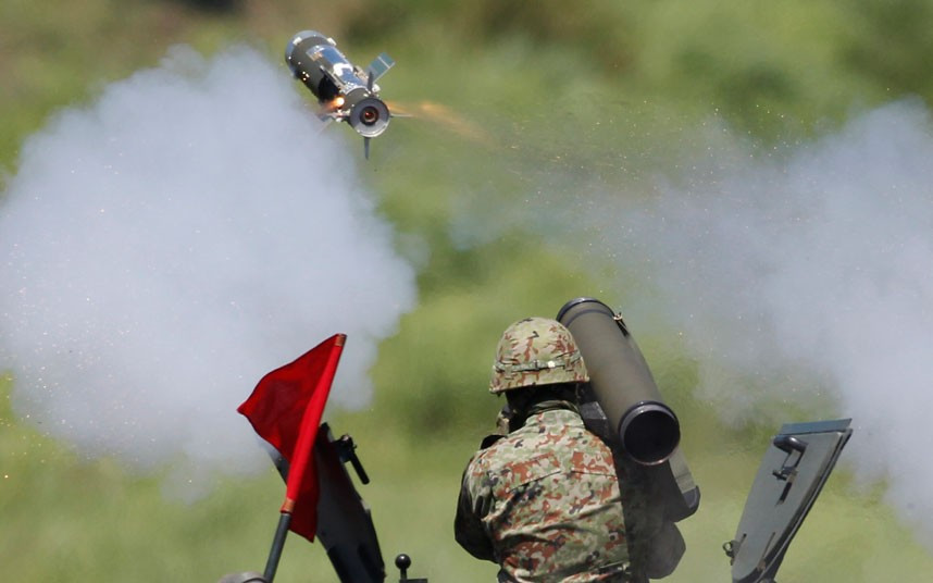 Binh lính của lực lượng phòng vệ Nhật Bản đang ngắm bắn