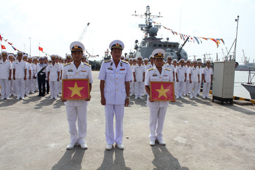 Trao cờ cho hai tàu trước khi làm nhiệm vụ