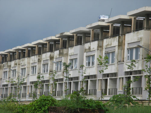 Nấm mốc xuất hiện ngày càng nhiều tại những dãy biệt thự bỏ hoang dự án Văn Phú