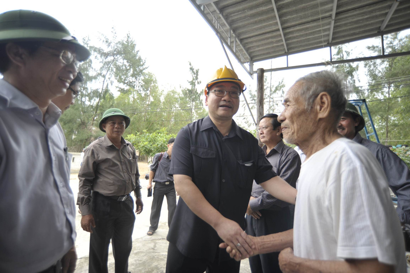 PTT nói chuyện với người dân tại bãi biển Mỹ Thuỷ - Quảng Trị