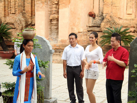 Không chỉ có thế, Hoàng My còn đưa Yan Can Cook đi làm quen với điệu múa Chăm đặc sắc