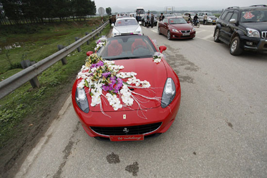 Chiếc xe Ferrari màu đỏ mui trần dùng để rước dâu