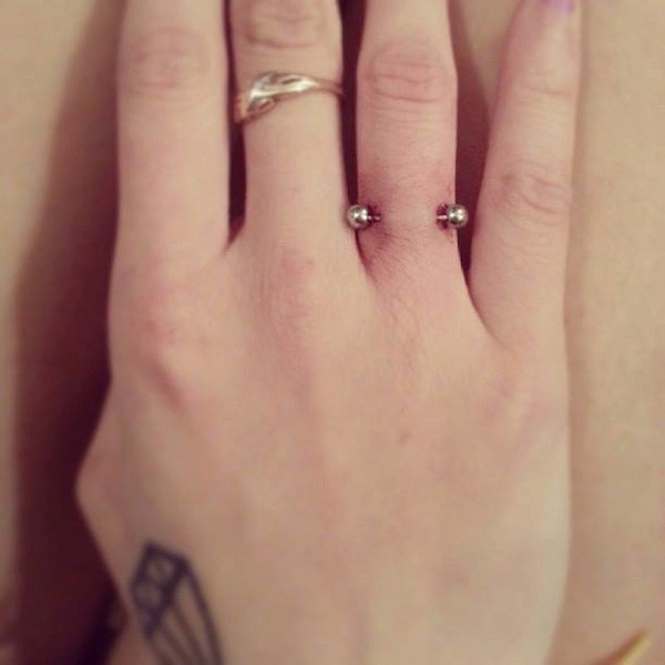 My cho biết, xỏ khuyên ở ngón tay là đau và hay gặp phải tai nạn nhất 