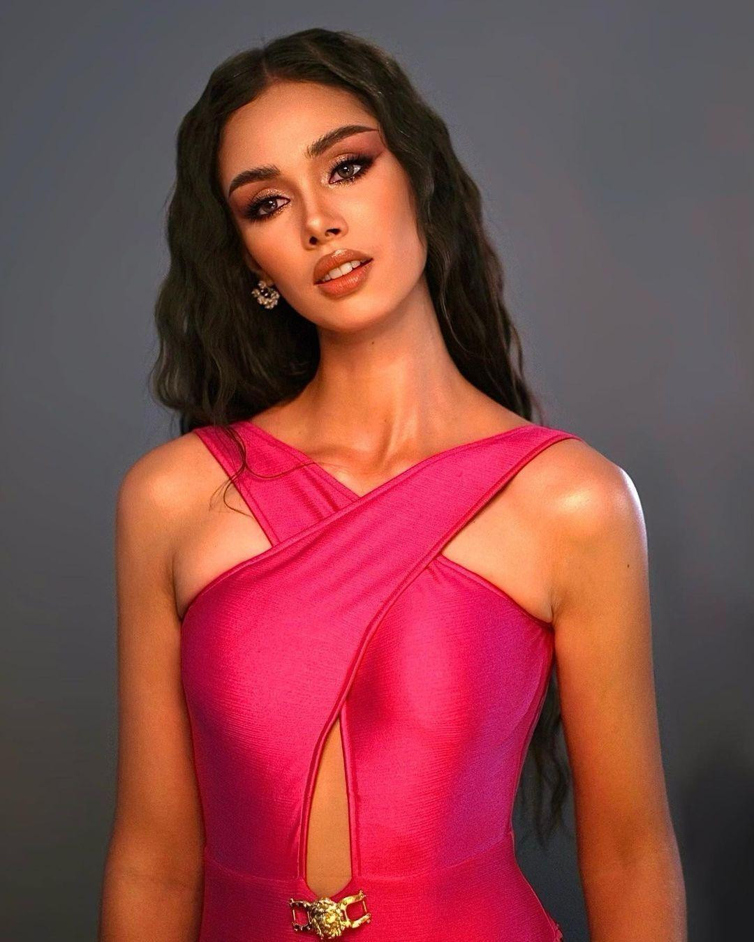 Hoa hậu Hoàn vũ Campuchia - Hang Manita gây bất ngờ khi xếp thứ 6 trong danh sách dù sở hữu chiều cao khiêm tốn 1m67. Tân Hoa hậu là người lai Pháp, năm nay 23 tuổi, sở hữu nhan sắc cực kỳ hiện đại và cuốn hút.