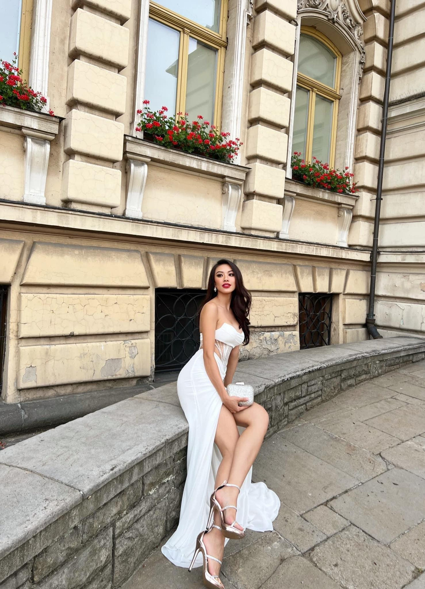 Người đẹp trổ tài tự trang điểm và làm tóc chuyên nghiệp.