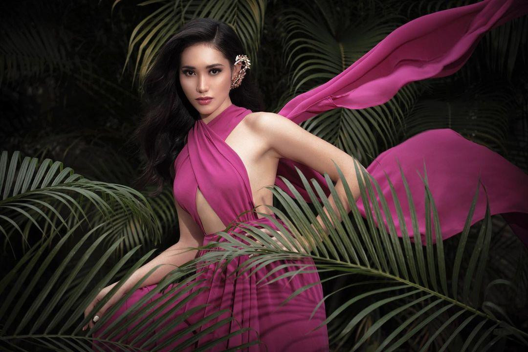 Chốt ở vị trí thứ 10 là Hoa hậu Hoàn vũ Indonesia - Laksmi Shari De-Neefe Suardana. Người đẹp năm nay 26 tuổi, sở hữu chiều cao 'khủng' 1m77, là người mẫu nổi tiếng và nhà thiết kế thời trang. Cô cũng là một người đẹp lai khi mang trong mình hai dòng máu Indonesia và Australia.