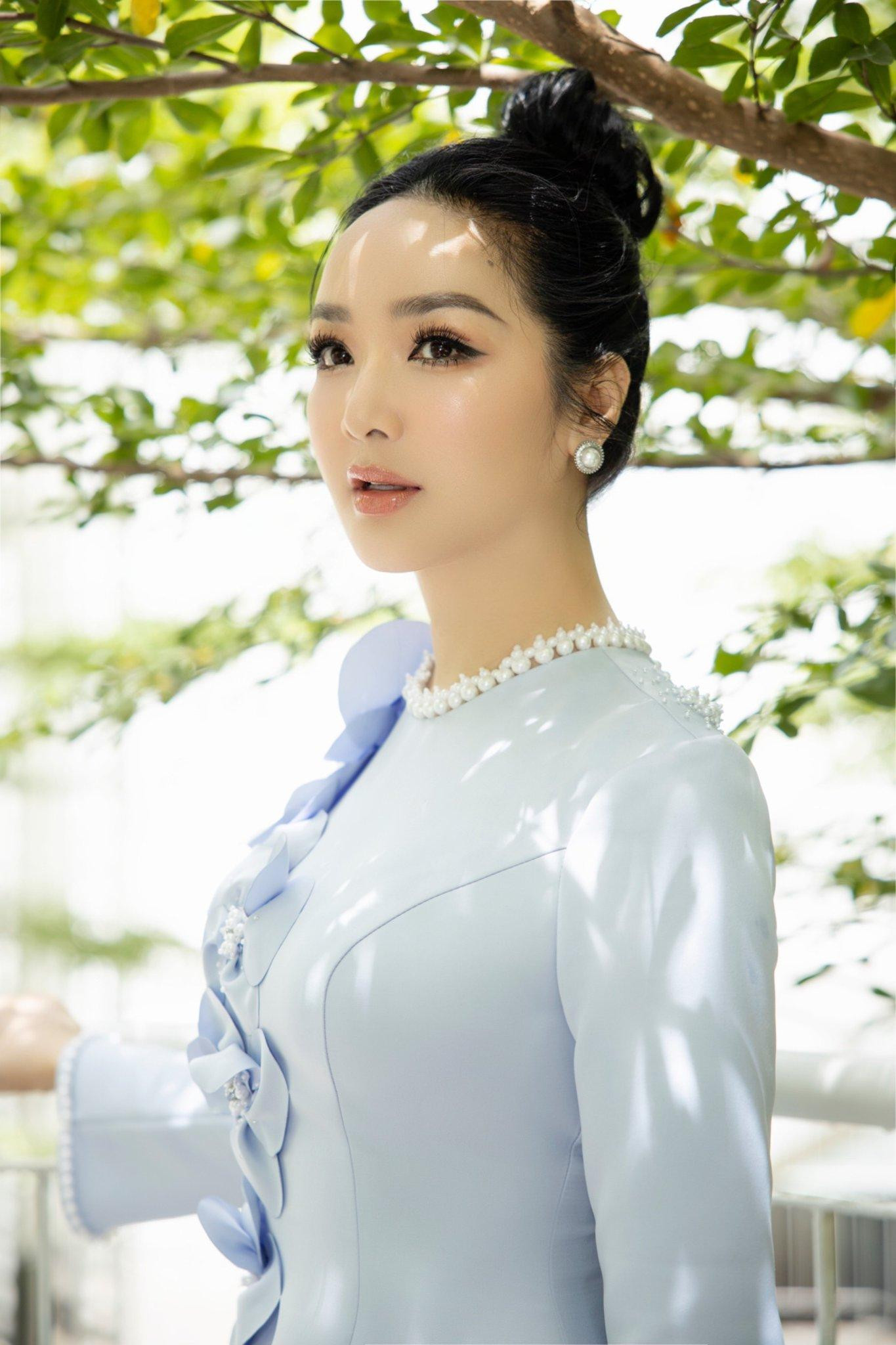 Hoa hậu Giáng My nền nã, trẻ trung khi diện váy gam màu xanh pastel.