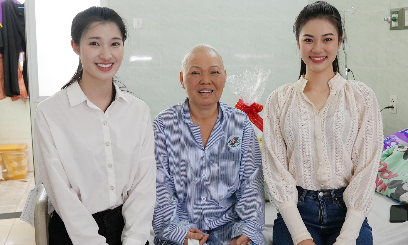 Các thí sinh đã đến thăm hỏi và tặng quà đến những bệnh nhân ung thư vú đang điều trị tại Bệnh viện Quân y 175. Các thí sinh đã đến thăm hỏi và tặng quà đến những bệnh nhân ung thư vú đang điều trị tại Bệnh viện Quân y 175.