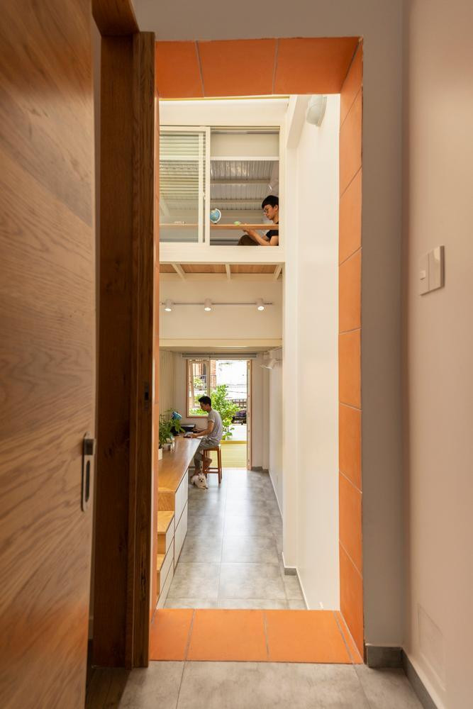 Phòng ngủ chính ở tầng 1 có cửa sổ lớn, góc đọc sách nhìn ra giếng trời cũng như phòng học của con trai. Để tối đa hóa không gian sống và tạo nơi giải trí cho cậu con trai nhỏ, gia chủ thiết kế phòng ngủ, phòng học và phòng chơi của cậu bé ở các vị trí lệch tầng. Điều này dẫn đến hai ban công của hai tầng nhà nằm lệch nhau và cùng nhìn ra phía sân trước. Ngôi nhà sử dụng sơn ngoại thất màu trắng kết hợp với màu vàng của cầu thang và màu xanh tự nhiên của cây cối. Toàn cảnh ngôi nhà. Bản vẽ sơ bộ của ngôi nhà. Bản vẽ thiết kế của phần mái Bản vẽ thiết kế của tầng 1 (1: Nơi bán cà phê; 2: Phòng bếp; 3: Phòng ngủ: 4: Phòng vui chơi).