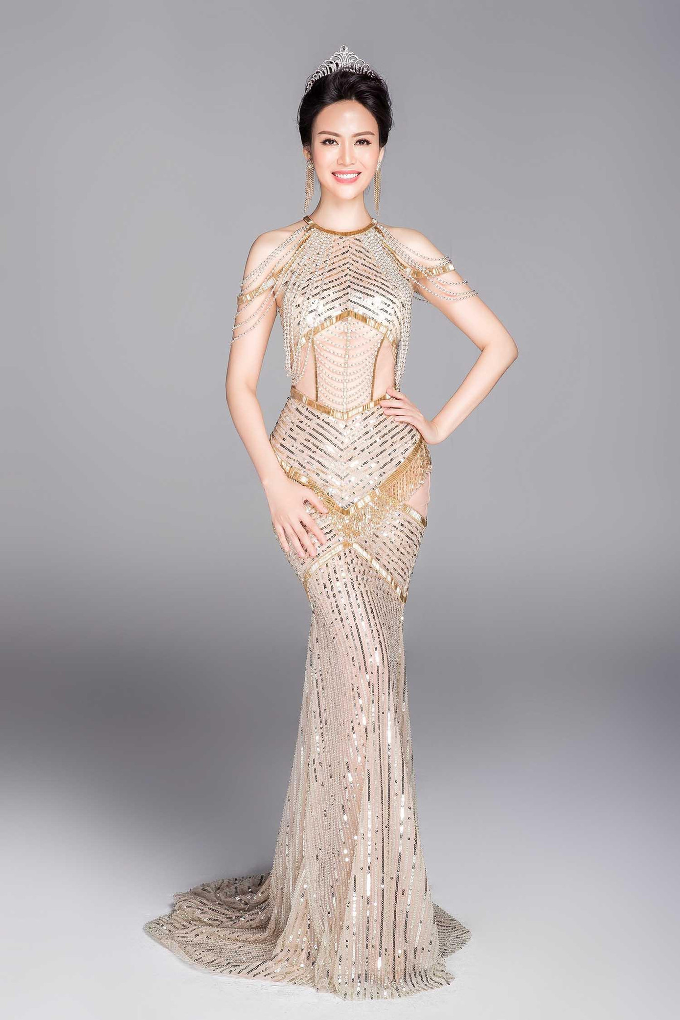 Mặc dù đã ở tuổi U50 nhưng mỗi khi xuất hiện Thu Thủy vẫn luôn khiến người nhìn phải trầm trồ bởi nhan sắc trẻ đẹp vượt thời gian cùng vóc dáng thon gọn, quyến rũ.