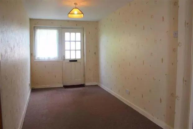 Giá trung bình của một bất động sản ở khu đất vàng của du lịch này là 307.457 bảng Anh (10 tỉ đồng) trong tháng 6 (theo số liệu của trang bất động sarnn Zoopla). Trước ngôi nhà "siêu nhỏ" này, ngôi nhà "mỏng nhất" của nước Anh với chiều rộng chỉ 1,6m đã được bán với giá 950.000 bảng Anh (31 tỉ đồng) vào tháng 2 năm nay. Trong khi đó, một ngôi nhà hai giường chỉ rộng 7ft 9in (2.13 m) đã được bán với giá 1,9 triệu bảng Anh (62 tỉ đồng) ở London vào năm 2020. Một căn nhà hai giường hẹp hơn một chiếc xe buýt ở London đã được bán trên thị trường với giá 430.000 bảng Anh (14 tỉ đồng) vào tuần trước .