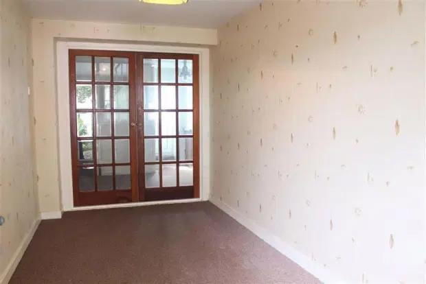 Giá trung bình của một bất động sản ở khu đất vàng của du lịch này là 307.457 bảng Anh (10 tỉ đồng) trong tháng 6 (theo số liệu của trang bất động sarnn Zoopla). Trước ngôi nhà "siêu nhỏ" này, ngôi nhà "mỏng nhất" của nước Anh với chiều rộng chỉ 1,6m đã được bán với giá 950.000 bảng Anh (31 tỉ đồng) vào tháng 2 năm nay. Trong khi đó, một ngôi nhà hai giường chỉ rộng 7ft 9in (2.13 m) đã được bán với giá 1,9 triệu bảng Anh (62 tỉ đồng) ở London vào năm 2020. Một căn nhà hai giường hẹp hơn một chiếc xe buýt ở London đã được bán trên thị trường với giá 430.000 bảng Anh (14 tỉ đồng) vào tuần trước .