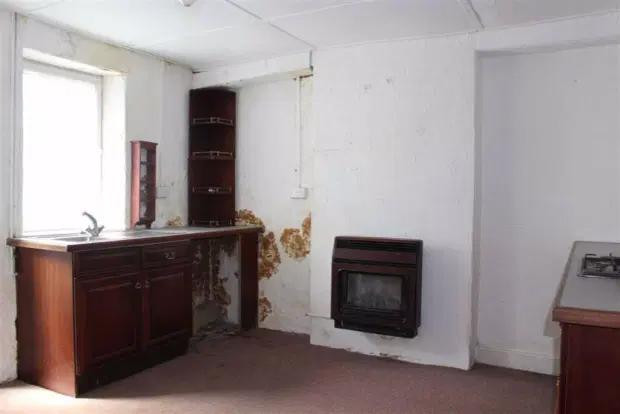 Căn nhà “siêu nhỏ” này có sảnh khách, nhà bếp, 1 phòng ngủ và phòng tắm. Mặc dù mọi thứ trong nhà đều chật hẹp nhưng căn nhà lại có chỗ đậu xe ngoài cửa trước. Tầng trệt của ngôi nhà đã được mở rộng để có thêm không gian sinh hoạt, trong khi nhà bếp và phòng ăn ở một khu vực nhỏ. Có một cầu thang dẫn lên tầng một, nơi có phòng ngủ và phòng tắm. Mặc dù có diện tích siêu nhỏ nhưng bất động sản này lại khá tiềm năng vì nó nằm trong khu Mumbles sang trọng ở ngoại ô Swansea, miền nam xứ Wales. Giá trung bình của một bất động sản ở khu đất vàng của du lịch này là 307.457 bảng Anh (10 tỉ đồng) trong tháng 6 (theo số liệu của trang bất động sarnn Zoopla). Trước ngôi nhà "siêu nhỏ" này, ngôi nhà "mỏng nhất" của nước Anh với chiều rộng chỉ 1,6m đã được bán với giá 950.000 bảng Anh (31 tỉ đồng) vào tháng 2 năm nay. Trong khi đó, một ngôi nhà hai giường chỉ rộng 7ft 9in (2.13 m) đã được bán với giá 1,9 triệu bảng Anh (62 tỉ đồng) ở London vào năm 2020. Một căn nhà hai giường hẹp hơn một chiếc xe buýt ở London đã được bán trên thị trường với giá 430.000 bảng Anh (14 tỉ đồng) vào tuần trước .