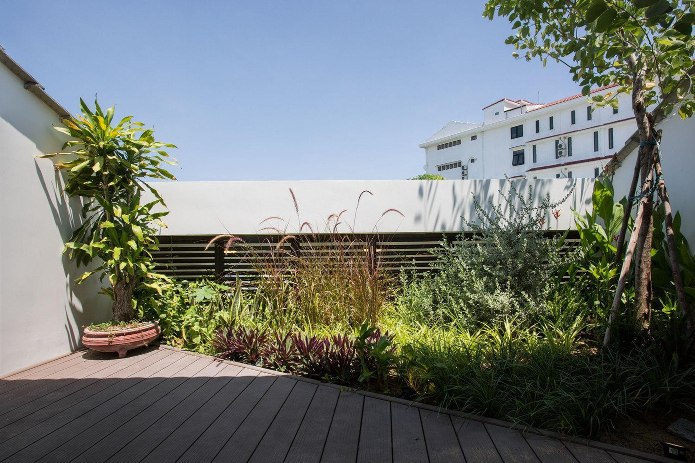 Trên tầng áp mái, các kiến trúc sư bố trí nhiều cây xanh phía trước phòng thờ giúp giảm tác động từ sức nóng của mặt trời xuống các tầng dưới. Bạn bè hoặc người thân của chủ nhà có thể sử dụng phòng ngủ của khách ở phía sau tầng áp mái mỗi khi họ đến thăm gia đình. Điểm đặc trưng của thiết kế là khoảng sân giữa có nhiều cây xanh tạo sinh khí và cung cấp ánh sáng, đảm bảo sự thông thoáng tối đa cho ngôi nhà. Bên cạnh đó, yếu tố thông gió cũng đặc biệt được quan tâm để giúp ngôi nhà tránh được ẩm thấp – yếu tố không tốt cho sức khỏe của gia đình, đặc biệt là bố của chủ nhà. Bản vẽ thiết kế của ngôi nhà.