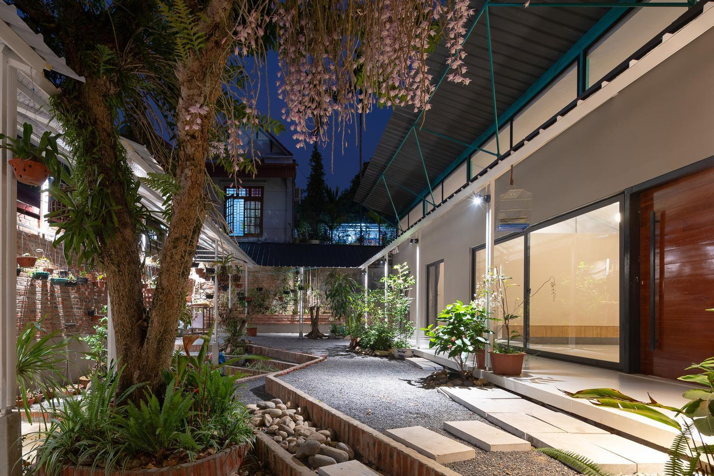 Công trình được lấy cảm hứng từ ngôi nhà cấp 4 có 3 gian truyền thống của Việt Nam với mái hiên trước.