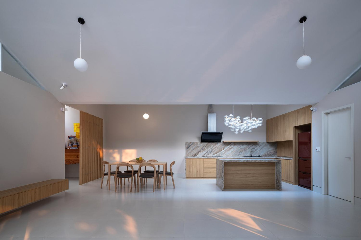 Không gian sinh hoạt của ngôi nhà cũng được bố trí khá đơn giản, trong đó phòng khách rộng rãi, là nơi kết nối các thành viên trong gia đình với nhau. Cạnh phòng khách là nhà bếp, ở đây có một giếng trời, cung cấp ánh sáng cho gian phòng vào ban ngày nhằm tiết kiệm điện năng. Hai bên hông nhà được thiết kế nhỏ hơn để làm không gian riêng tư như phòng ngủ, nhà vệ sinh. Các kiến trúc sư sử dụng kính trong để làm cửa chính và lắp trên các ô thoáng để ánh sáng tràn được vào mọi ngóc ngách trong nhà. Phần mái hình cánh bướm giúp cho ngôi nhà có sự pha trộn giữa truyền thống và hiện đại. Bản vẽ thiết kế của ngôi nhà.