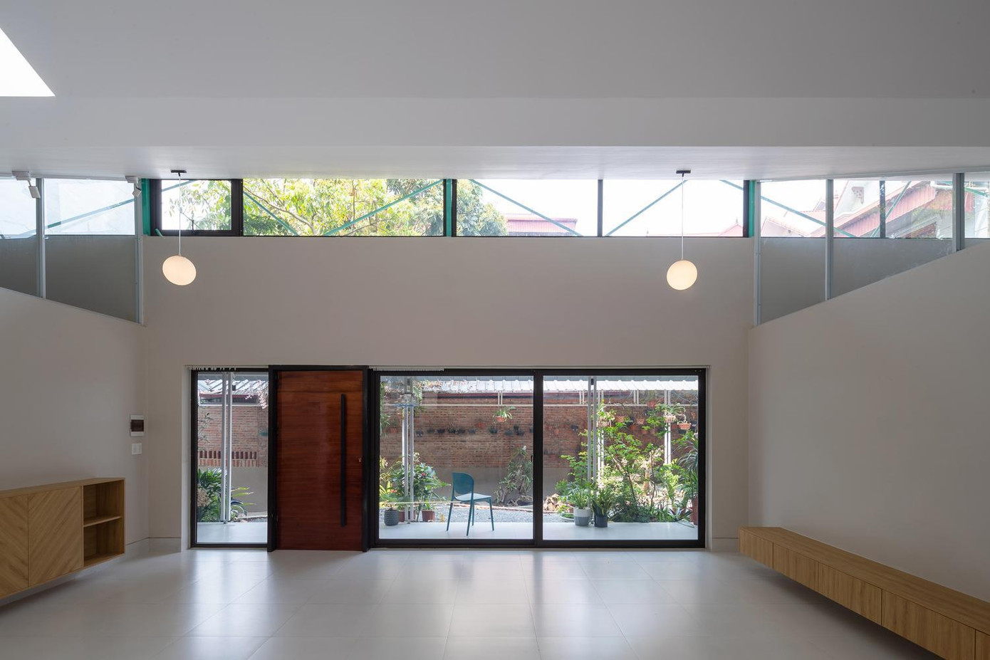 Các kiến trúc sư sử dụng kính trong để làm cửa chính và lắp trên các ô thoáng để ánh sáng tràn được vào mọi ngóc ngách trong nhà. Phần mái hình cánh bướm giúp cho ngôi nhà có sự pha trộn giữa truyền thống và hiện đại. Bản vẽ thiết kế của ngôi nhà.