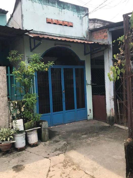 Nhà cấp 4 mái bằng là nhà có thiết kế mái theo kiểu đổ bê tông cốt thép toàn khối hoặc lắp ghép. Trong hình là một mẫu nhà cấp 4 mái bằng phổ biến trước đây.