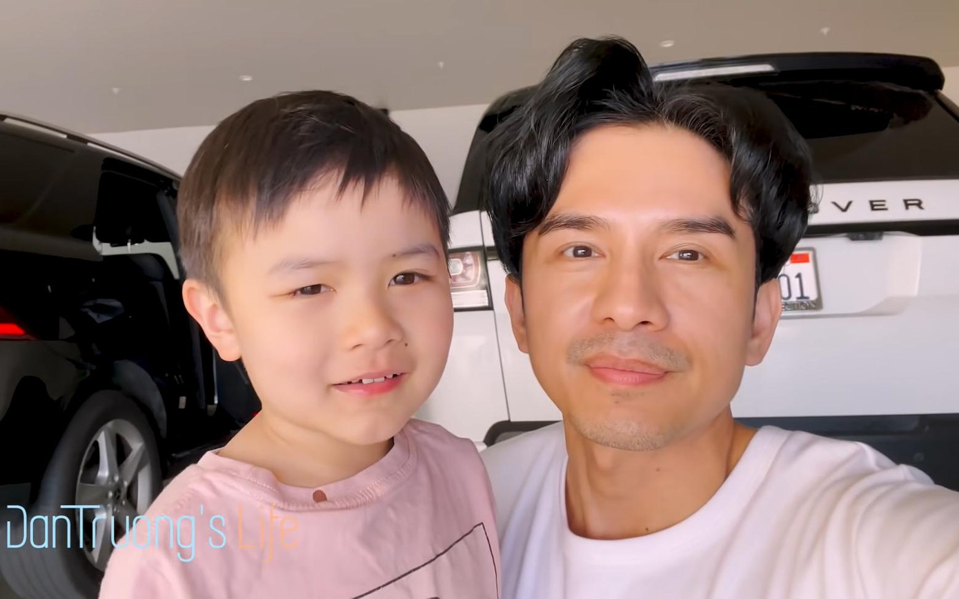 Bé Thiên Từ vui mừng quấn quýt lấy bố sau thời gian dài xa cách Bé Thiên Từ vui mừng quấn quýt lấy bố sau thời gian dài xa cách