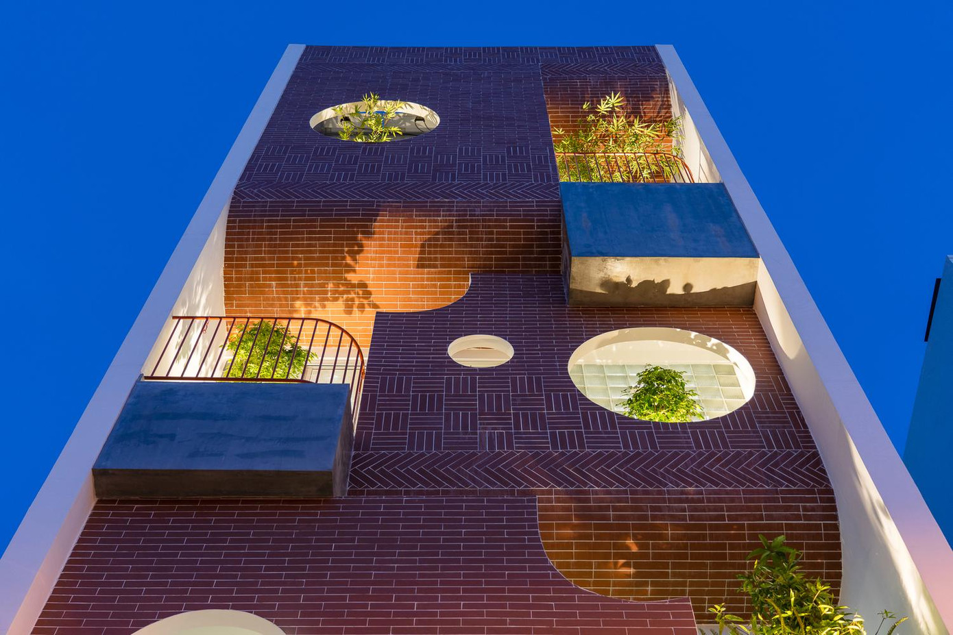 Mới đây, một số trang tin và tạp chí kiến trúc nước ngoài đồng loạt đăng tải hình ảnh về ngôi nhà ống có thiết kế độc đáo ở Đà Nẵng. Căn nhà ống này tọa lạc ở khu đảo VIP Hòa Xuân (quận Cẩm Lệ, TP Đà Nẵng), là không gian sống của một cặp vợ chồng đã nghỉ hưu cùng hai con và mẹ của họ.