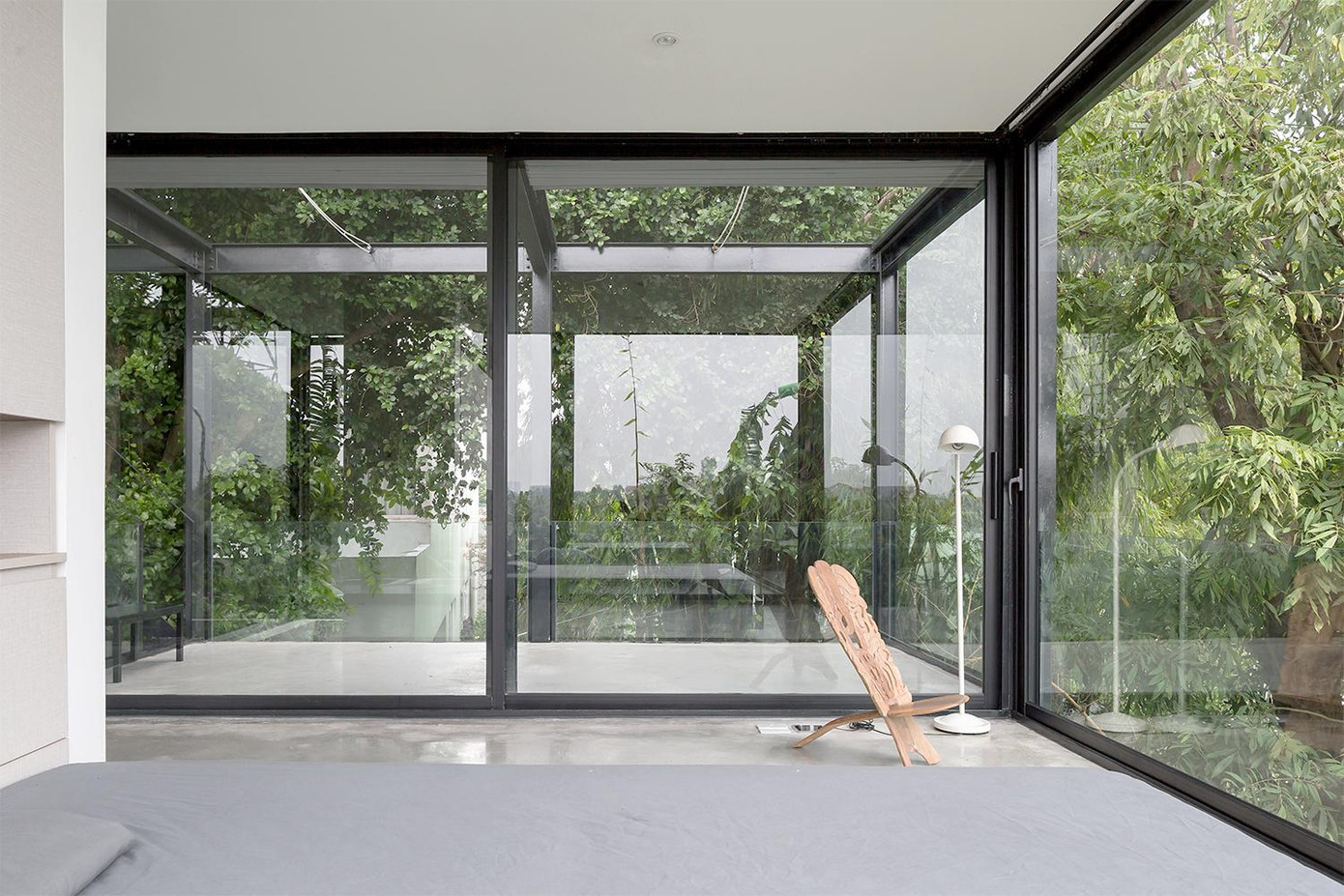 Các bức tường của nhà được làm hoàn toàn bằng kính trong suốt, do đó nó được trang bị hệ thống rèm có thể kéo lên hạ xuống để điều chỉnh ánh sáng và sự riêng tư cho người ở.