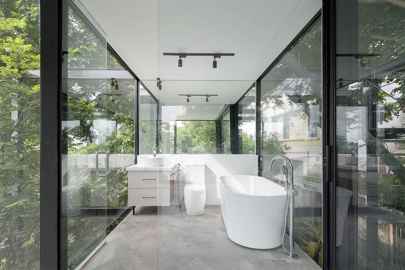 Tầng 2 là phòng ngủ và nhà tắm bồn lớn với view nhìn ra sông.