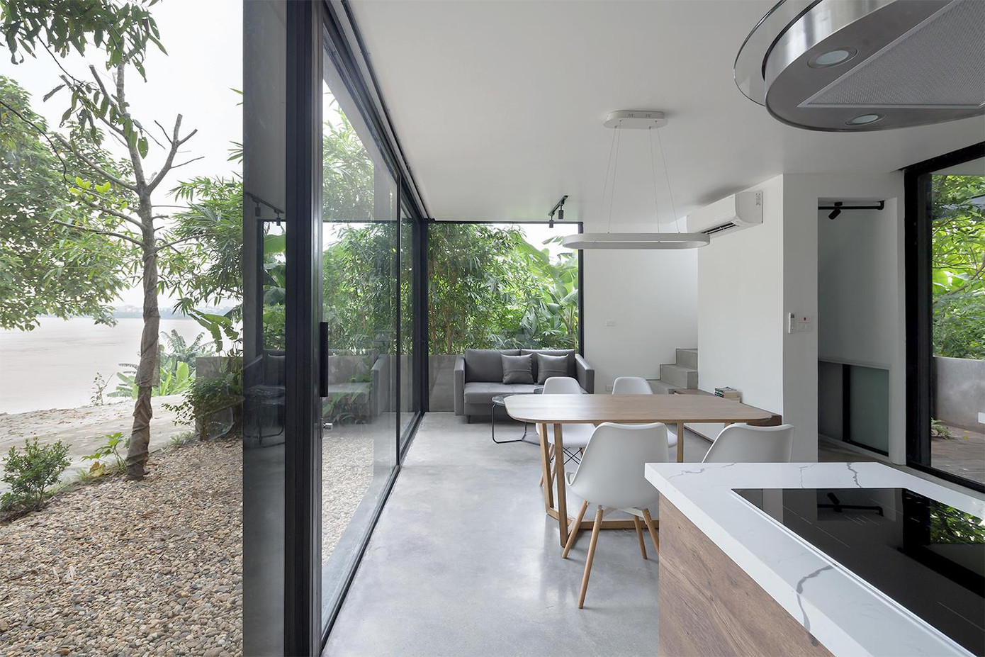 Tầng 1 bao gồm không gian bếp và phòng khách.