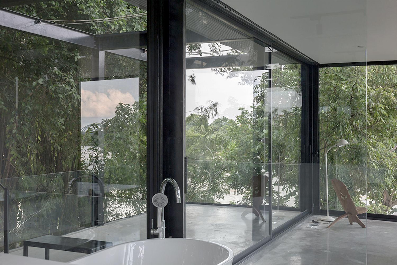 Các cửa kính có thể kéo lên hạ xuống, cộng hưởng với gió sông khiến cho ngôi nhà luôn thoáng mát và đầy sinh khí.