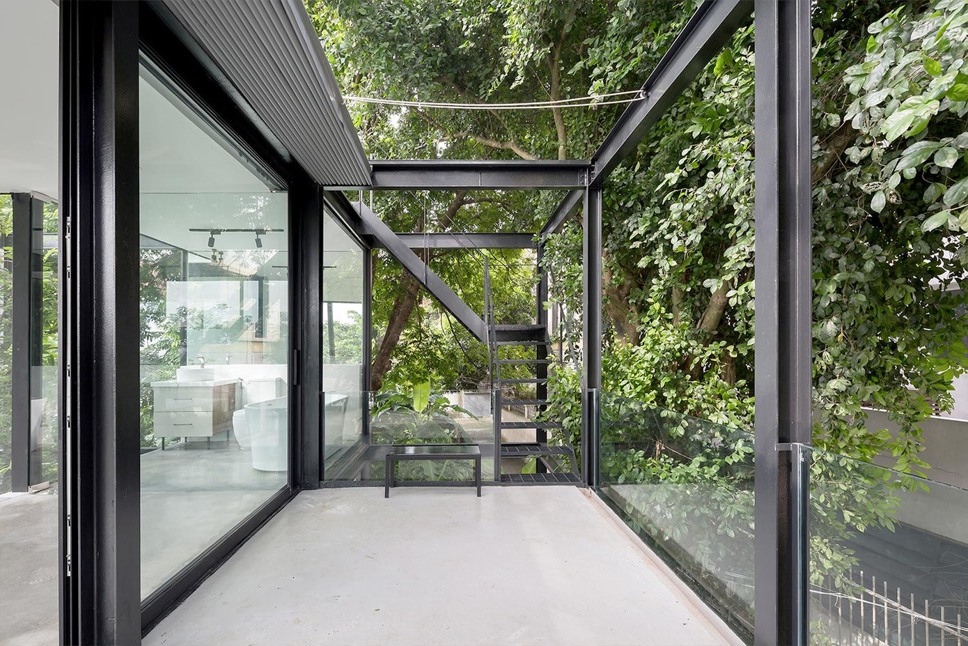 Tổng thể ngôi nhà hình chữ nhật, gồm 2 tầng, được nâng đỡ bởi hệ thống khung thép, xung quanh bao phủ bởi vườn cây xanh mát. Các bức tường của nhà được làm hoàn toàn bằng kính trong suốt, do đó nó được trang bị hệ thống rèm có thể kéo lên hạ xuống để điều chỉnh ánh sáng và sự riêng tư cho người ở. Tầng 1 bao gồm không gian bếp và phòng khách. Tầng 2 là phòng ngủ và nhà tắm bồn lớn với view nhìn ra sông. Các cửa kính có thể kéo lên hạ xuống, cộng hưởng với gió sông khiến cho ngôi nhà luôn thoáng mát và đầy sinh khí. Từ tầng 2 có một cầu thang thép dẫn lên sân thượng được lát cỏ xanh có tác dụng hạ nhiệt cho ngôi nhà kính. Với sân thượng, mỗi sáng sớm hoặc chiều tà, gia chủ có thể lên đây để ngồi uống trà, ngắm cảnh sông nước. Bản vẽ thiết kế của ngôi nhà.